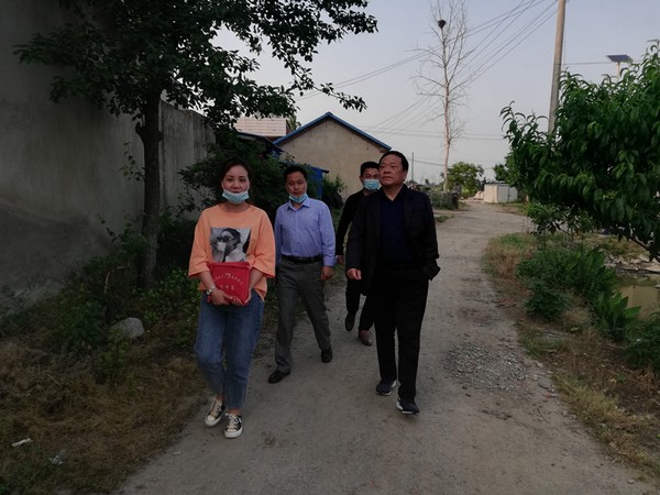 5月6日，戴龙副主席率县政协办公室负责同志，到涧沟镇村组、农户督导脱贫攻坚、改厕等工作。